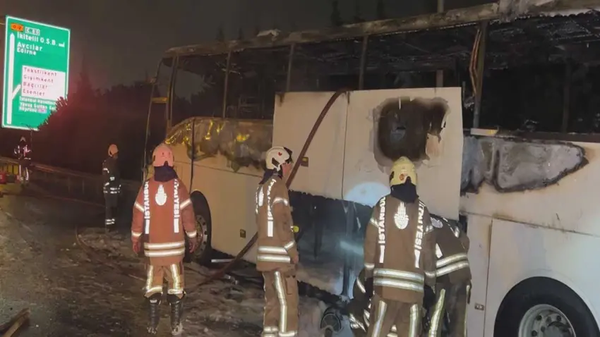 Seyir halindeki yolcu otobüsü cayır cayır yandı haberinin görseli