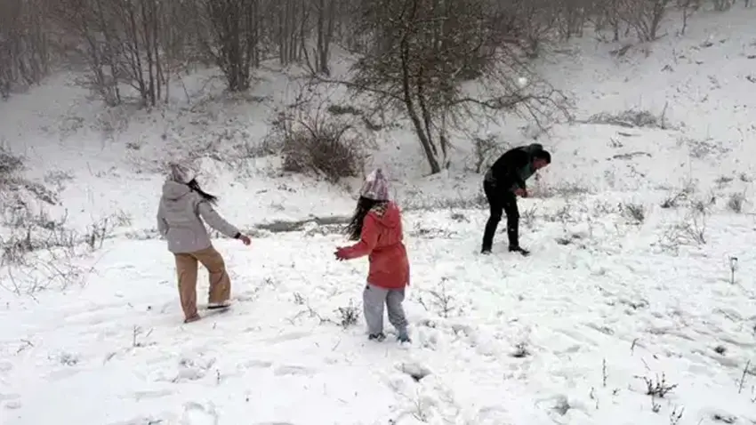 Tekirdağ’da çifte bayram:İzmir'den gelenler kar keyfi yaşadı haberinin görseli