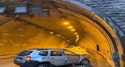 Tünel girişinde iki otomobil çarpıştı: 7 yaralı