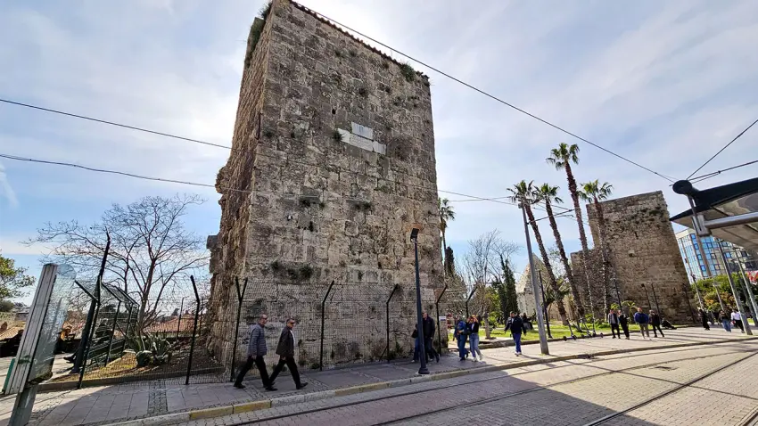 Antalya’nın tarihi burçlarına 'tramvay' tehdidi: 2 bin yıllık mirasa tel örgülü önlem haberinin görseli