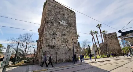 Antalya’nın tarihi burçlarına 'tramvay' tehdidi: 2 bin yıllık mirasa tel örgülü önlem