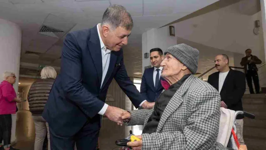 Başkan Tugay'dan huzurevinde bayramlaşma haberinin görseli