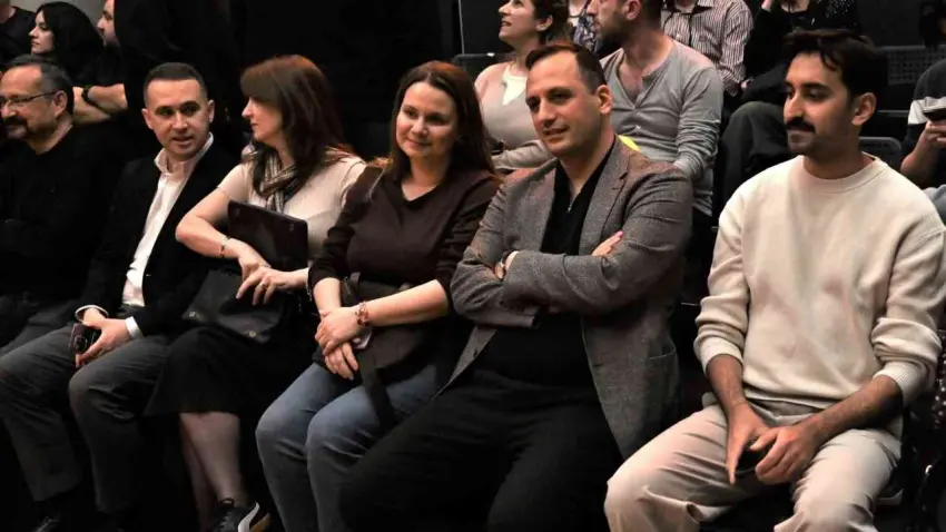 Bornova’da “Unutmak” oyunu seyirciyi büyülemeye devam ediyor haberinin görseli