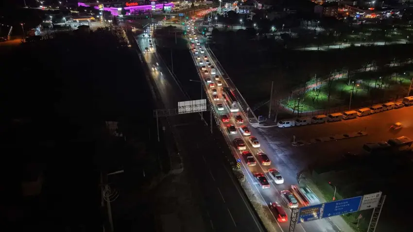 İzmir yönünde "Dönüş" mesaisi: Turgutlu’da trafik kilitlendi! haberinin görseli