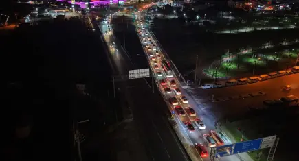 İzmir yönünde "Dönüş" mesaisi: Turgutlu’da trafik kilitlendi!