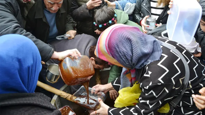 Manisa'da mesir karma töreninde izdiham haberinin görseli