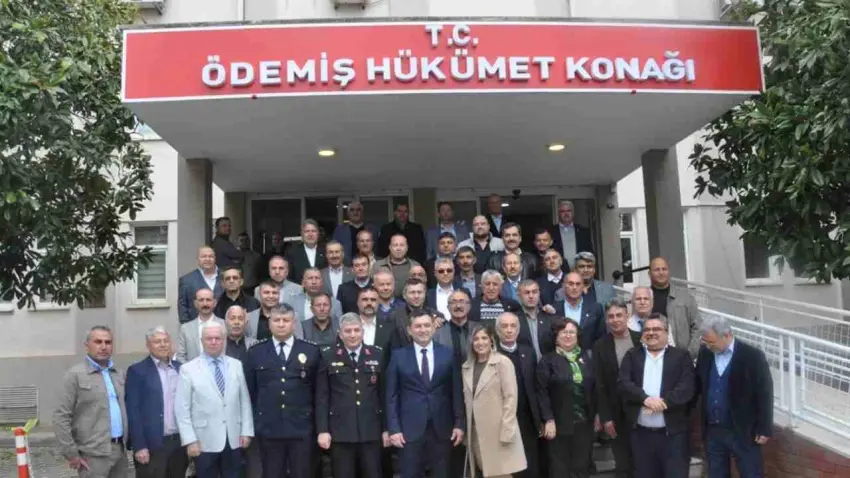 Ödemiş’te bayram coşkusu protokol ve vatandaşları buluşturdu haberinin görseli