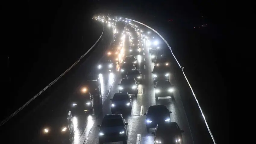 Yollarda bayram tatilinden dönüş trafiği başladı haberinin görseli