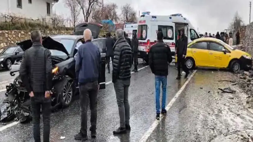 AK Parti konvoyunda kaza: 2 yaralı haberinin görseli