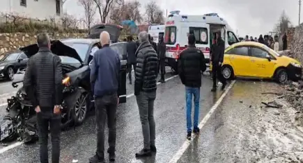 AK Parti konvoyunda kaza: 2 yaralı