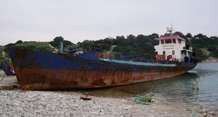 Demircili Sahili’nde yasa dışı gemi sökümüne para cezası