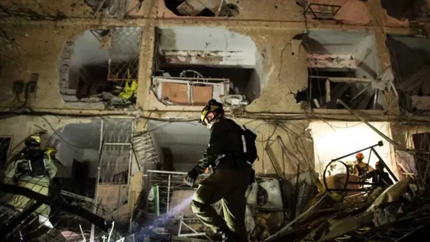 İran, İsrail’in iki kentini vurdu onlarca yaralı var haberinin görseli