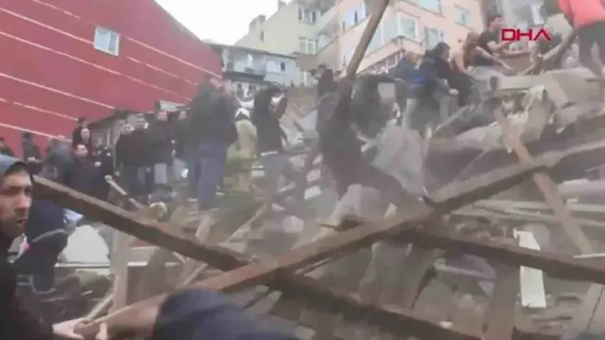 İstanbul Fatih'te 2 bina çöktü haberinin görseli