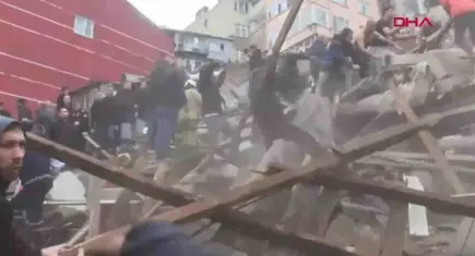 İstanbul Fatih'te 2 bina çöktü