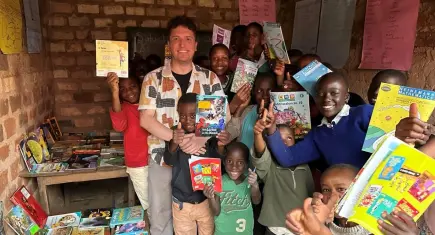 Uganda’da kitapsız büyüyen çocuklar için harekete geçti