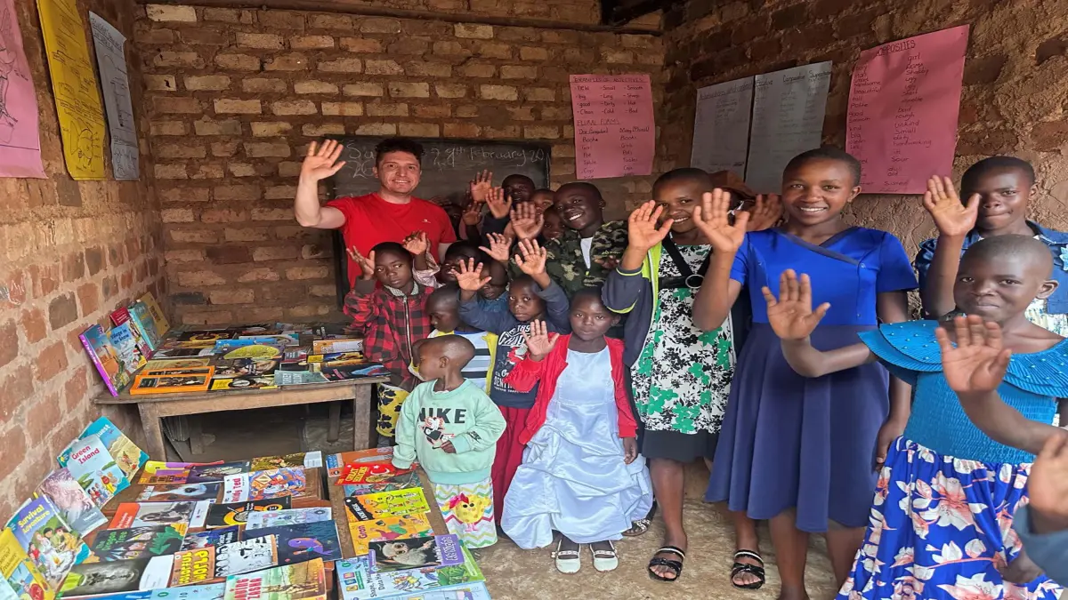 Uganda'da kurduğu kütüphaneyle yetimlere umut oldu görseli