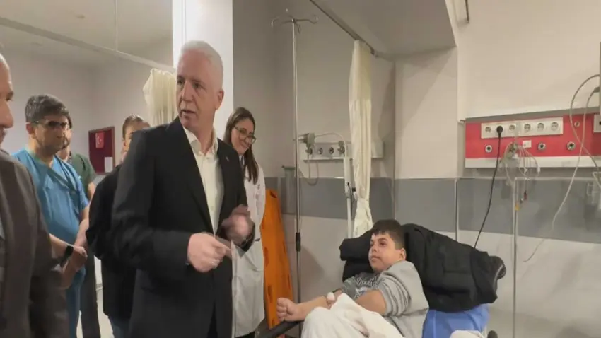 Vali Gül, Fatih'teki çöken binaların enkazından kurtarılan yaralıları ziyaret etti haberinin görseli