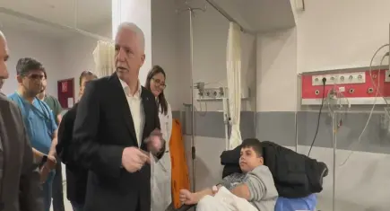 Vali Gül, Fatih'teki çöken binaların enkazından kurtarılan yaralıları ziyaret etti