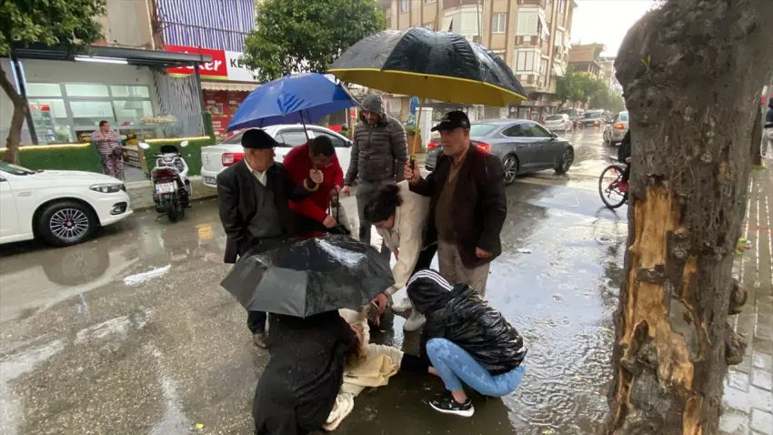 Aydın’da yaralanan sürücüye “insanlık” şemsiyesi haberinin görseli