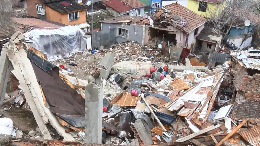 Fatih’te 2 binanın çökmesinin ardından hasar tespit çalışmaları başladı haberinin görseli