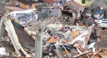 Fatih’te 2 binanın çökmesinin ardından hasar tespit çalışmaları başladı