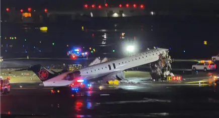 Havalimanında korkutan kaza: Yolcu uçağı itfaiye aracıyla çarpıştı!