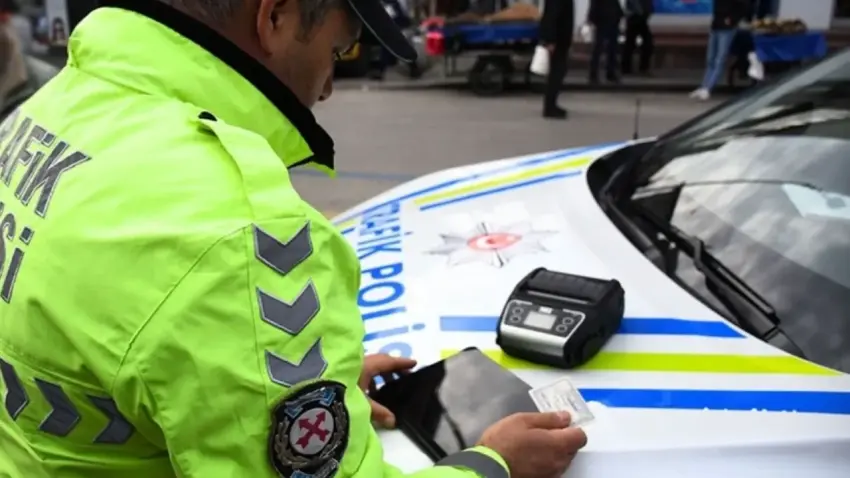 İzmir haber: Trafikte tartışan sürücülere 390 bin lira ceza haberinin görseli