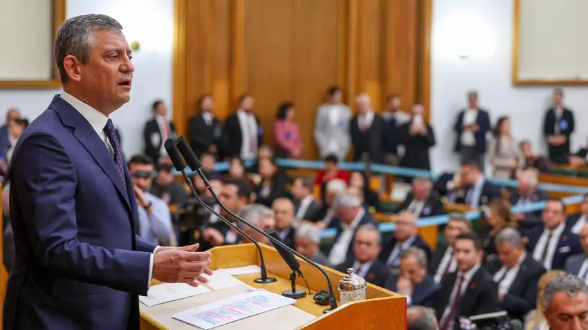 CHP lideri Özgür Özel: Bu ülkenin sorunlarını çözmeye ve ekonomik krizi bitirmeye talibiz haberinin görseli