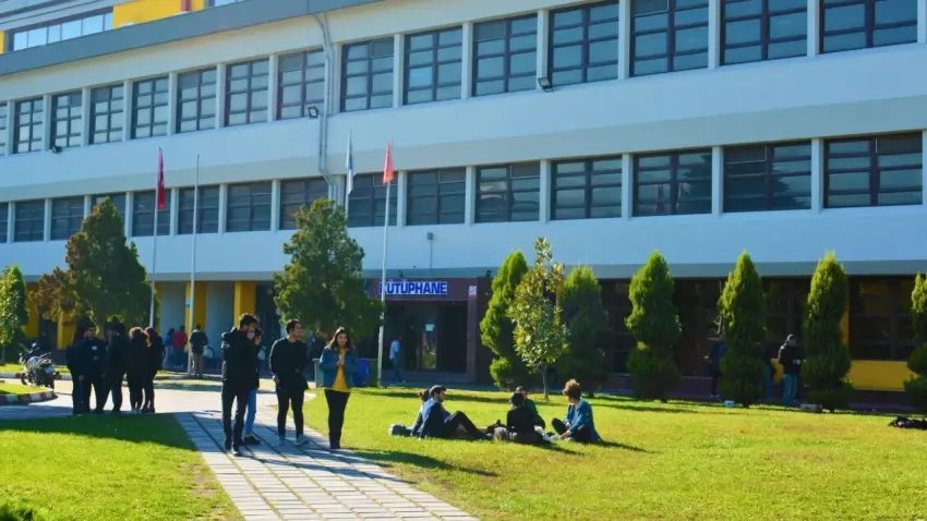 Ege Üniversitesi Merkez Kütüphanesi, vize sınavları boyunca 7 gün 24 saat açık kalıyor. Öğrenciler çay ve çorba ikramıyla desteklenerek, ev sıcaklığında bir çalışma ortamında sınav stresini azaltma fırsatı bulacak. haberinin görseli