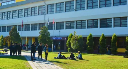 Ege Üniversitesi Merkez Kütüphanesi, vize sınavları boyunca 7 gün 24 saat açık kalıyor. Öğrenciler çay ve çorba ikramıyla desteklenerek, ev sıcaklığında bir çalışma ortamında sınav stresini azaltma fırsatı bulacak.