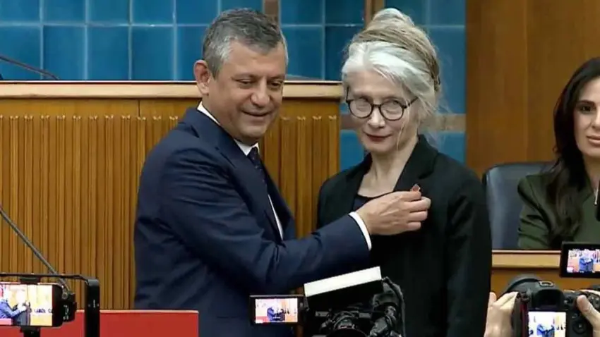 Emine Ülker Tarhan seneler sonra CHP’ye döndü: Rozetini Özel taktı haberinin görseli