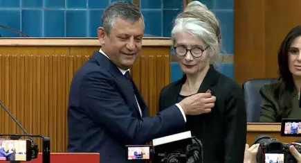 Emine Ülker Tarhan seneler sonra CHP’ye döndü: Rozetini Özel taktı