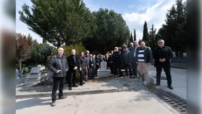İzmirli usta gazeteci mezarı başında anıldı haberinin görseli