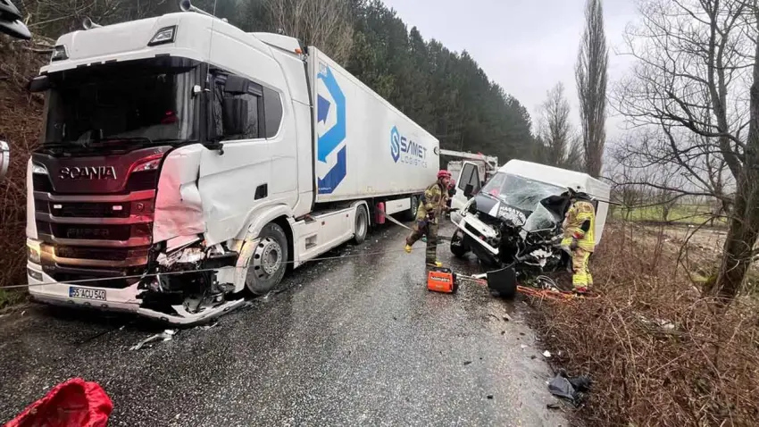 Ödemiş’te minibüs ile tır çarpıştı: 2 yaralı