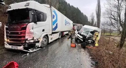 Ödemiş’te minibüs ile tır çarpıştı: 2 yaralı