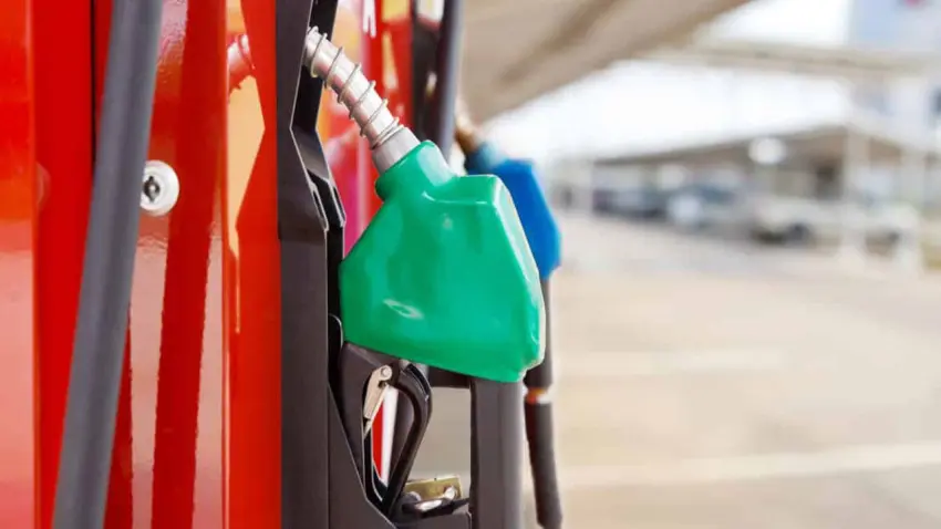 Akaryakıtta bir gün zam, bir gün indirim: Benzin ve motorinde fiyatlar düştü! haberinin görseli