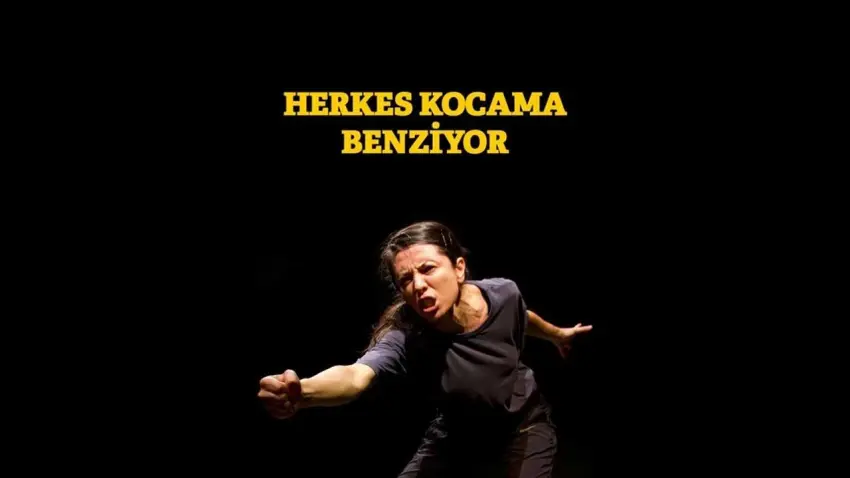 “Herkes Kocama Benziyor” tek kişilik performansıyla sahnede haberinin görseli