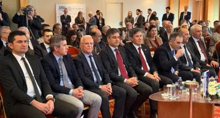 İzmir’de ekonomi zirvesi: Küresel belirsizlikler ve piyasa beklentileri masaya yatırıldı