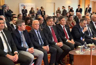 İzmir’de ekonomi zirvesi: Küresel belirsizlikler ve piyasa beklentileri masaya yatırıldı