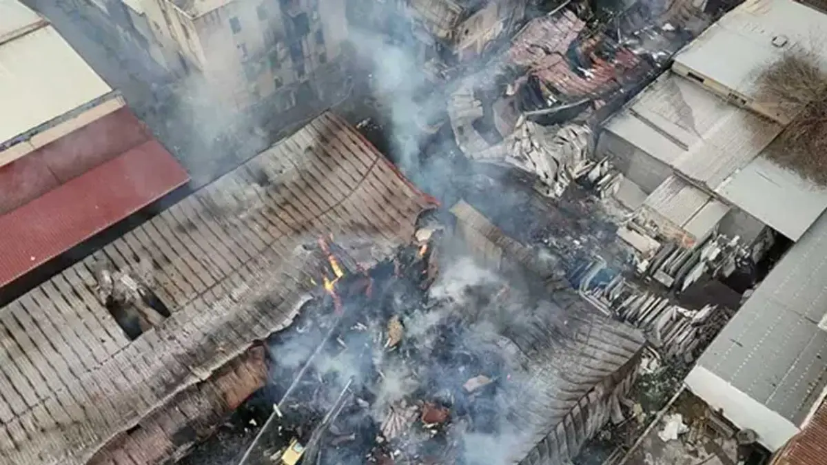 İzmir'de sanayi sitesinde yangın görseli