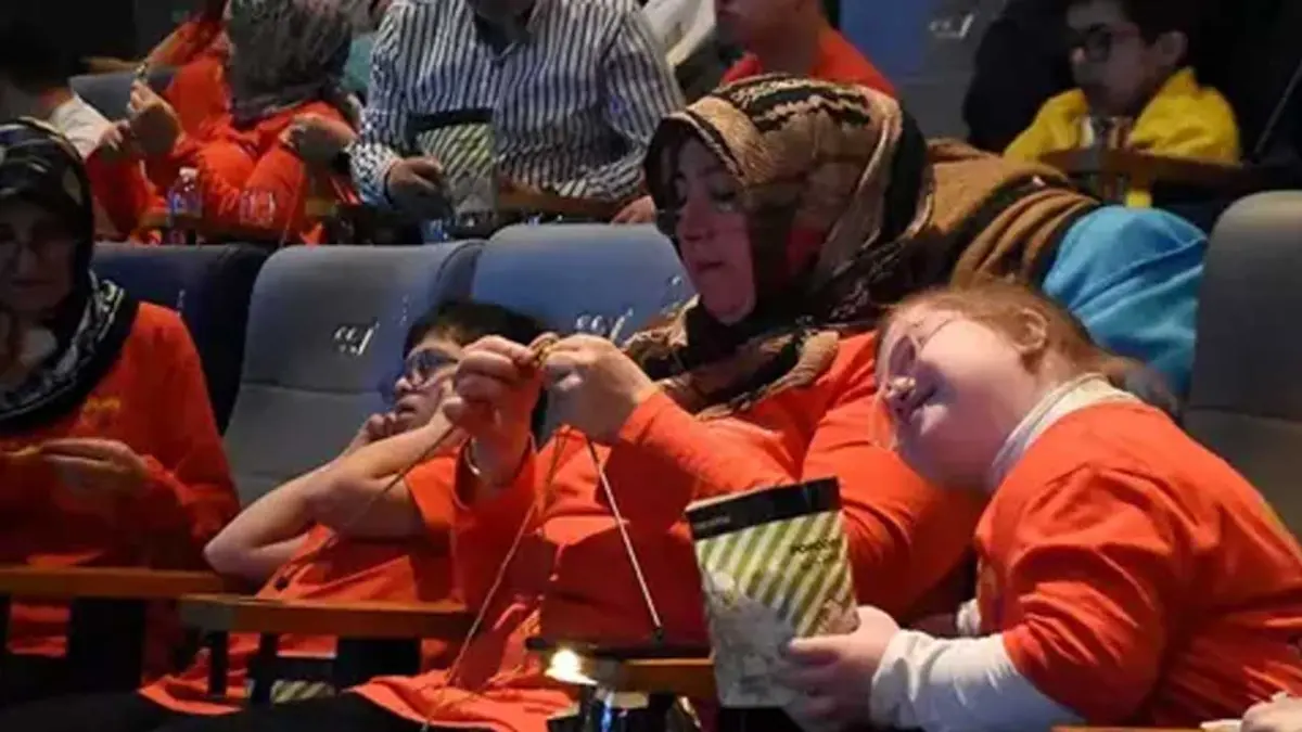 İzmir'de 'sevgi ilmekleri' görseli