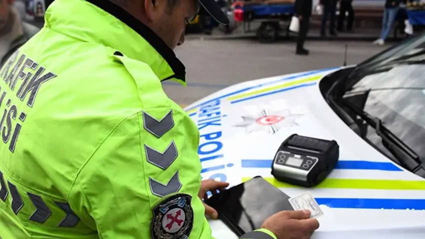 İzmir haber: Makas atan sürücüye 90 bin lira ceza haberinin görseli