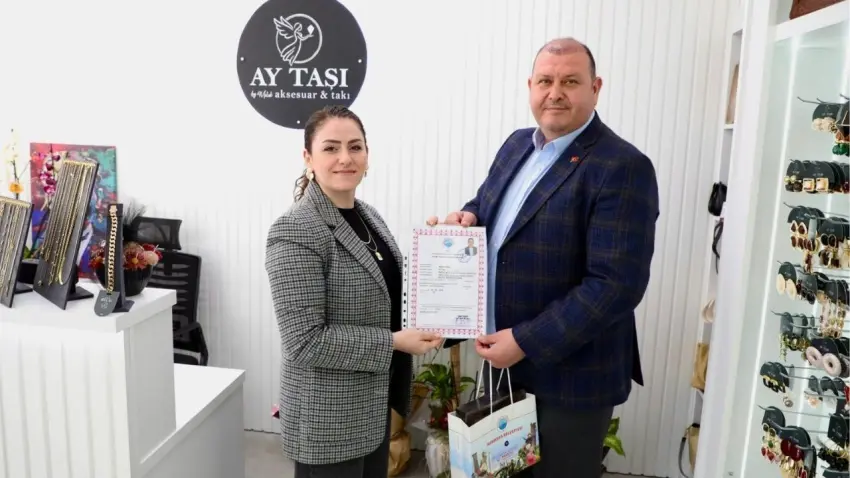 Başkan Çiçek, eşine ruhsatı sürpriz ziyaretle teslim etti haberinin görseli