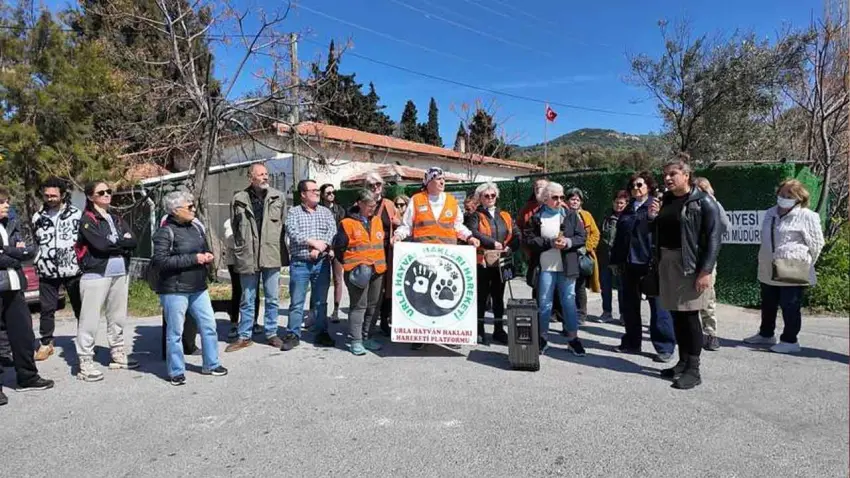 Foçada Belediye personelinden kadına ve hayvana şiddet iddialı protesto haberinin görseli