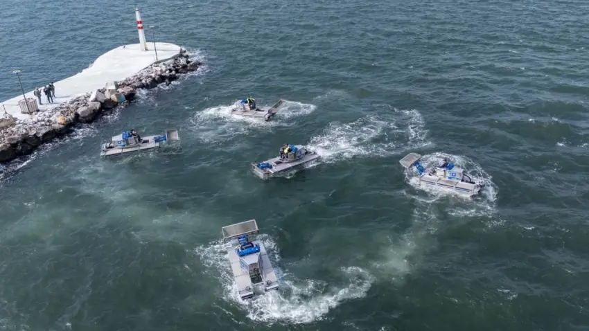 İzmir Körfezi’ne yeni amfibi temizlik araçlarıyla müdahale haberinin görseli