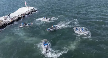 İzmir Körfezi’ne yeni amfibi temizlik araçlarıyla müdahale