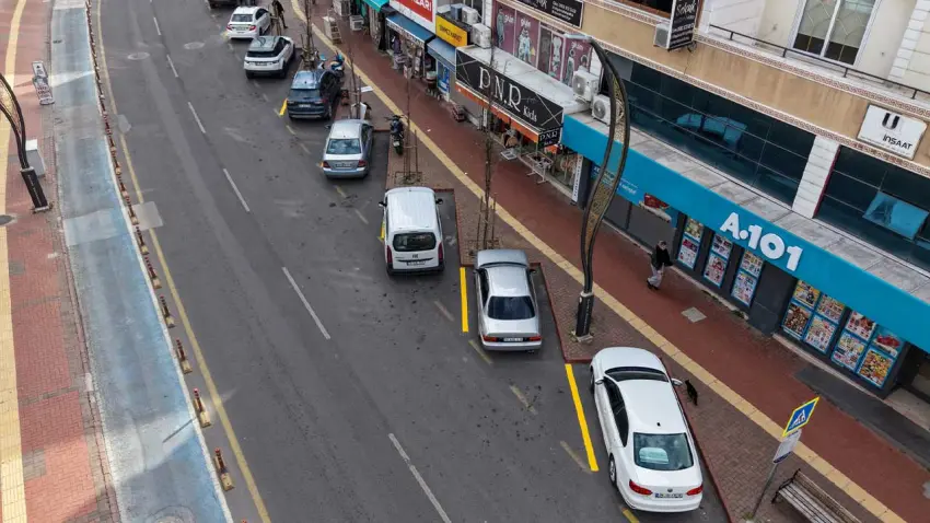 Aliağa’da trafiğe “APark” düzeni: Ücretli park dönemi başlıyor haberinin görseli