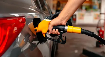 Araç sahiplerinin sevinci kısa sürdü: Motorine indirimin hemen ardından rekor zam!