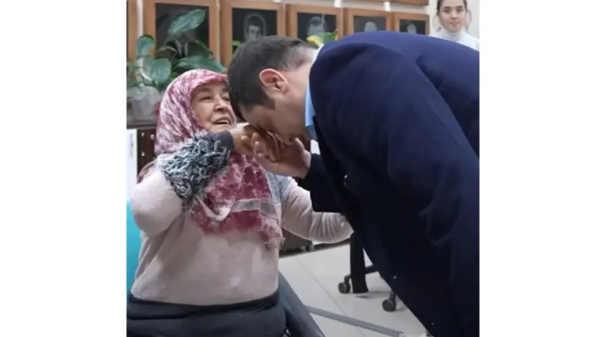 Başkan Demir ve Cemile Teyze yüzleri güldürdü haberinin görseli