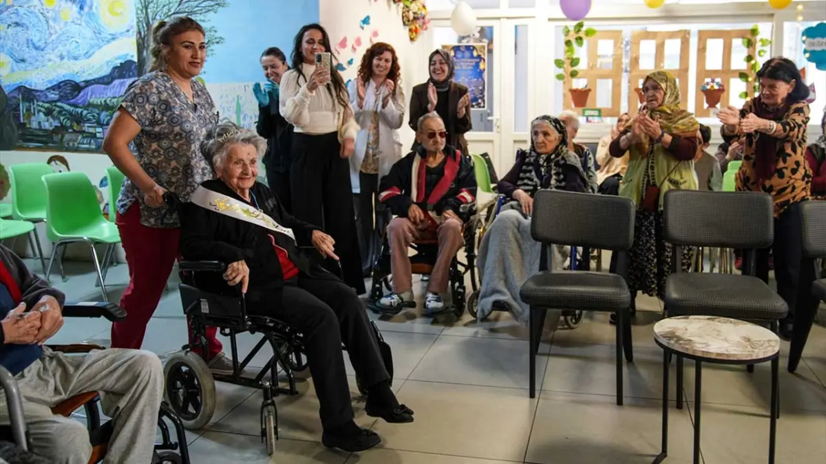 Huzurevi sakini 100. yaş gününü arkadaşları ve torunlarıyla kutladı görseli